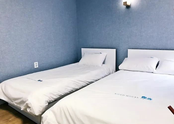 Roadhouse Hongdae Shinchon 3*